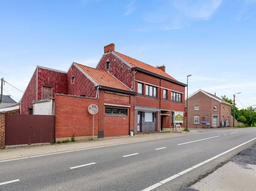 Bent u op zoek naar een ruime woning met tal van mogelijkheden en een centrale ligging? Deze open bebouwing, gebouwd in 1946 en gelegen aan de Steenwe