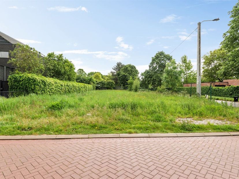 Grond geschikt voor mogelijke bebouwing, mits aanvraag en goedkeuring van een omgevingsvergunning. <br />
Locatie: De grond is gelegen in de Keizersho