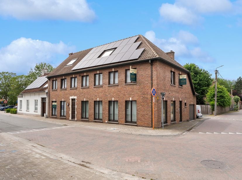 Op dit perceel vindt u een ruime gezinswoning, een voormalig bankkantoor met aparte ingang én een volledig appartement, alles omgeven door een prachti
