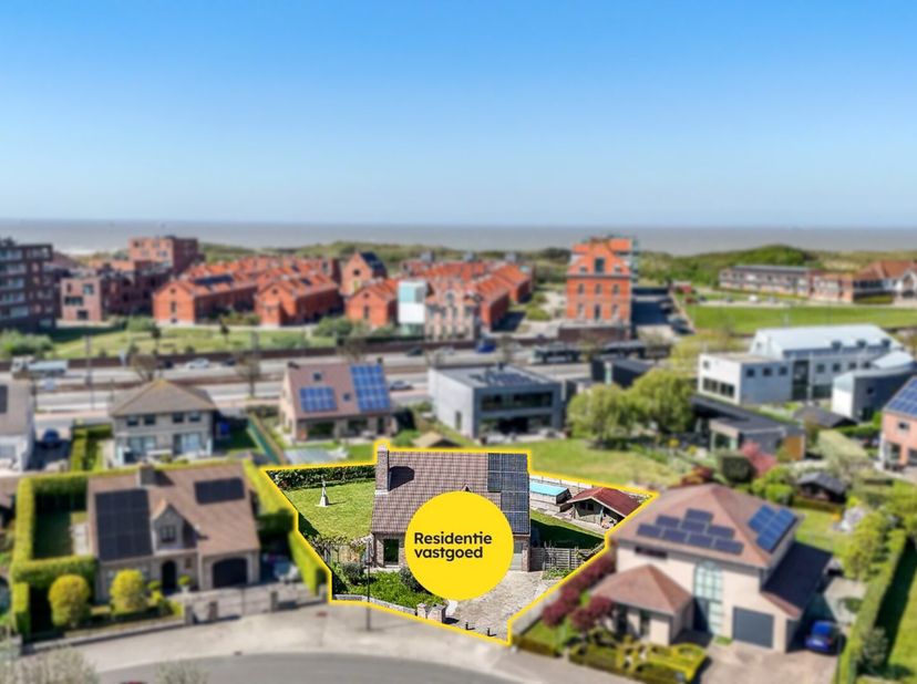 Op zoek naar een ruime, instapklare open bebouwing nabij zee? Deze alleenstaande woning (1998) ligt in een rustige woonwijk op een perceel van 834 m²