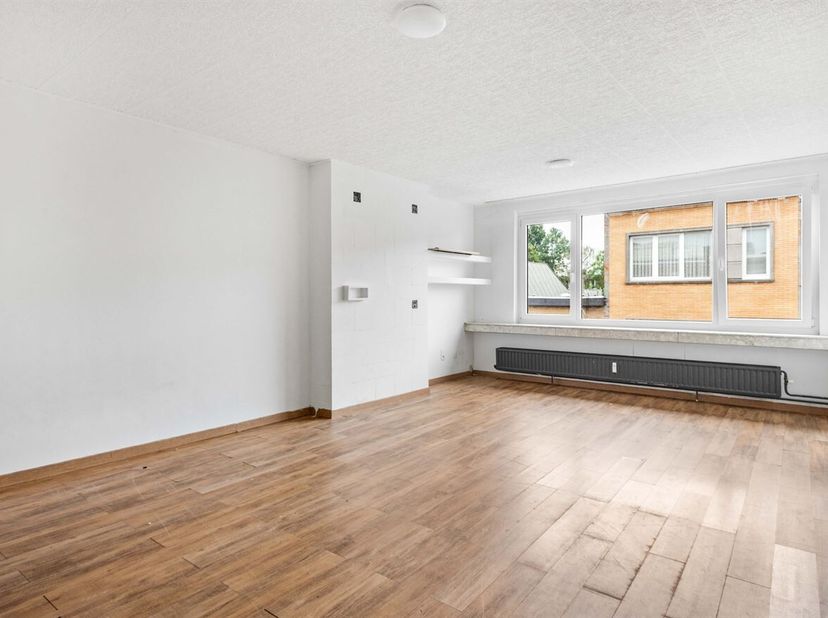 Het appartement bevindt zich op de tweede verdieping van een kleinschalig gebouw zonder lift in de Van Duyststraat te Deurne. Gelegen op een centrale