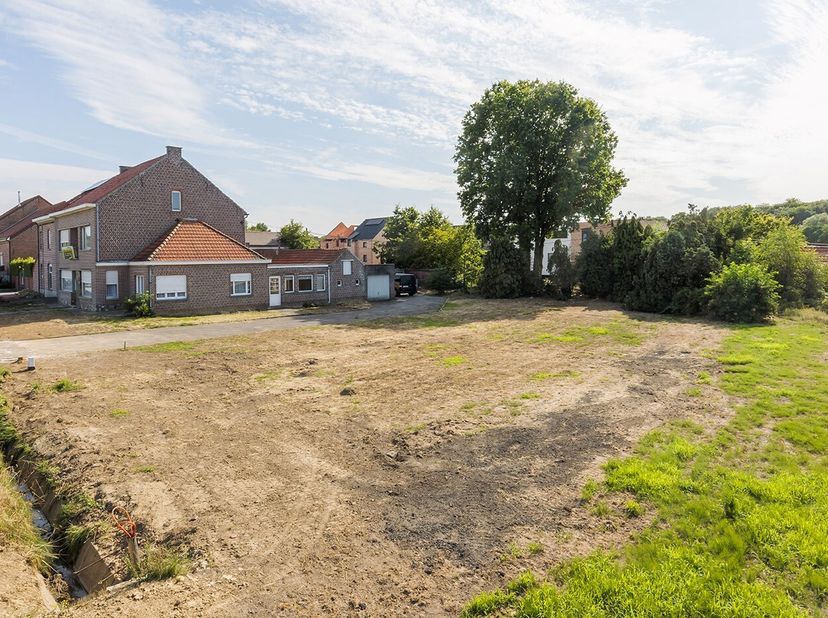 Dit perceel van 8are 68 biedt de mogelijkheid om een mooie eigen woning te ontwerpen. Deze grond beschikt over een perceel breedte van 19,50m en een d