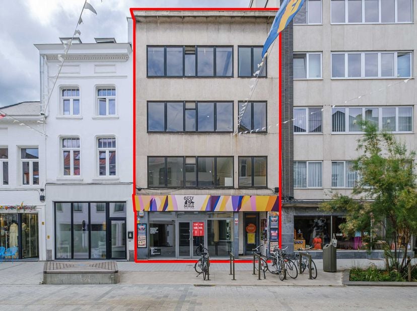 Immeuble comprenant un vaste rez-de-chaussée commercial et trois appartements<br />
<br />
L’immeuble comprend :<br />
<br />
Rez-de-chaussée :<br />