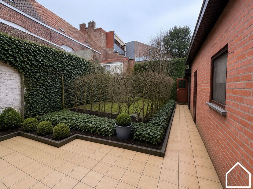 <br />
Leuke stadswoning met zonnige zuidgerichte tuin en uitbreidingspotentieel in hartje Ieper. Opp: 258m².<br />
<br />
In het centrum van Ieper, i