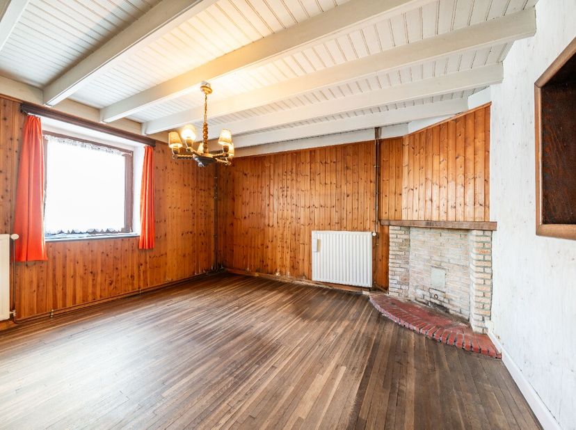 ERA B-LUX presenteert u met veel plezier dit te renoveren dorpshuis, dat een mooie kans biedt voor een verbouwing met veel potentieel.Deze woning is i