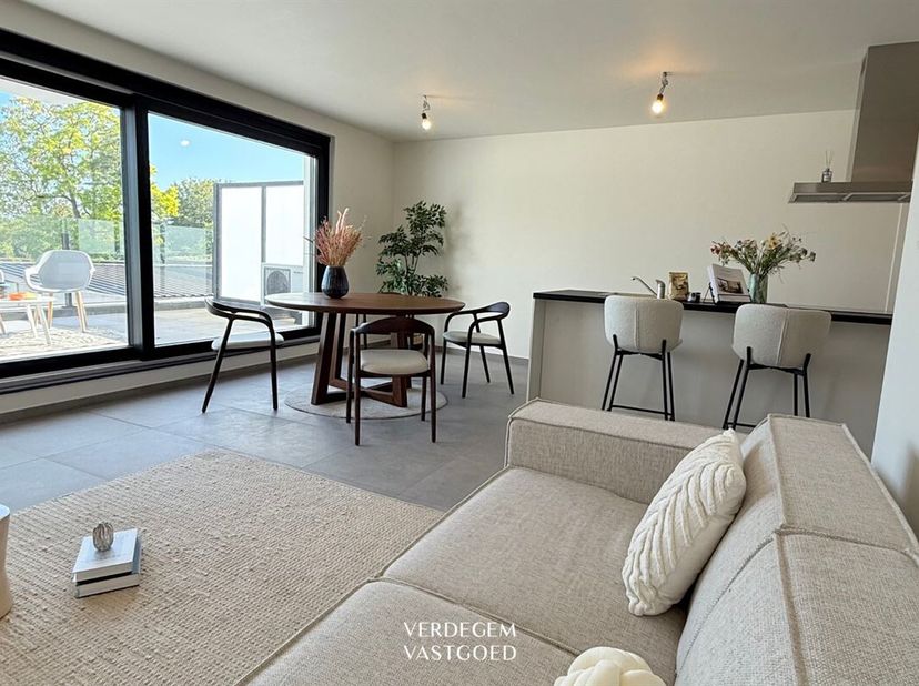 - in optie -<br />
Energiezuinig appartement van 88,30m² met zonneterras, 2 slaapkamers en autostaanplaats<br />
Op de eerste verdieping van een stijl