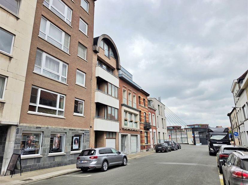 Appartement met autostaanplaats<br />
<br />
Dit appartement is rustig gelegen nabij het stadscentrum. Met je eigen parking hoef je niet te zoeken i