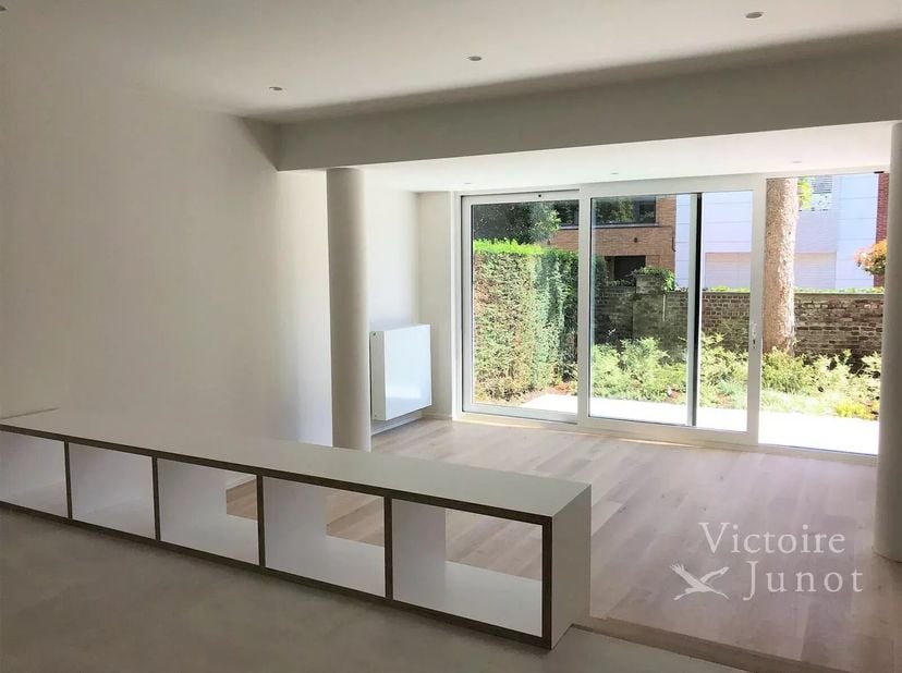Bien présenté par Alexandra Dewitte Tel : 0473/84.61.61 ou alexandra.dewitte@victoire.be<br />
Victoire Junot vous propose : Uccle, quartier Cavell, à