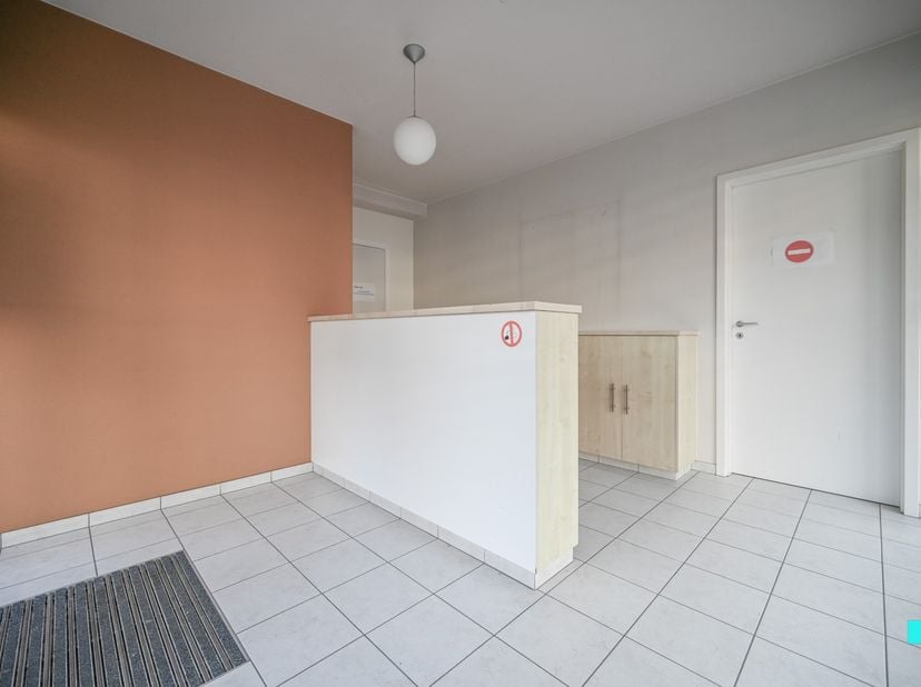 Centraal gelegen commerciële ruimte met een bruikbare oppervlakte van maar liefst ca. 107 m² (volgens EPC-attest), en is gelegen in het hartje van Ize