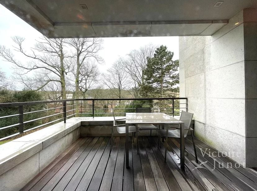 Gelegen vlakbij het Woluwe Park en het Tram Museum, biedt dit prachtig luxe appartement een oppervlakte van ongeveer 193 m². Het bevindt zich in een p