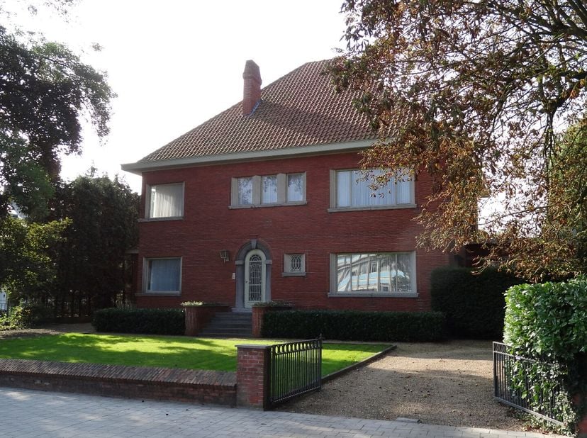 Deze ruime villa is gelegen op wandelafstand van de dorpskern van Assenede. De woning biedt een royale bewoonbare oppervlakte van maar liefst 385 m² e