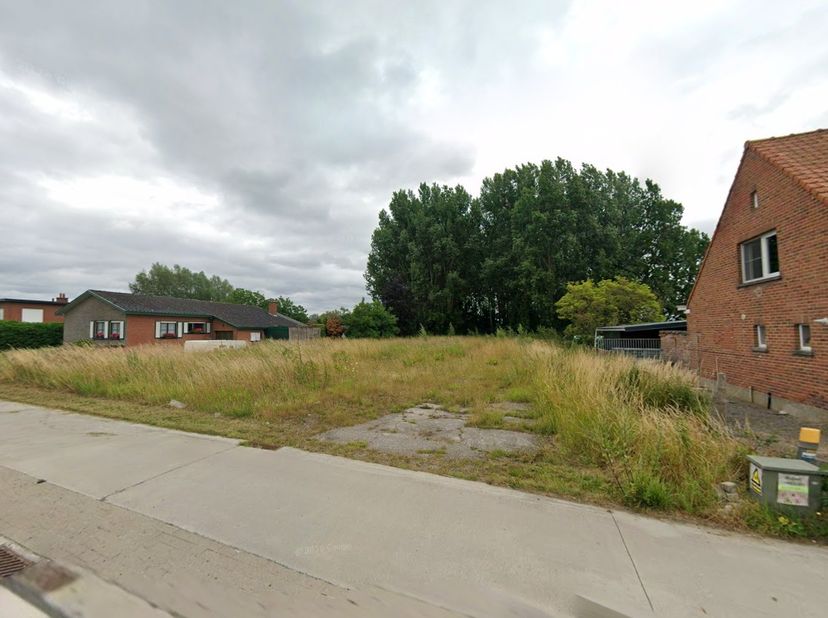 Een mooi en zuidgericht lot in een landelijke omgeving.&amp;nbsp;<br />
<br />
Aan de Rollegem-Kapelsestraat bieden wij een aantrekkelijk lot bouwgrond aa