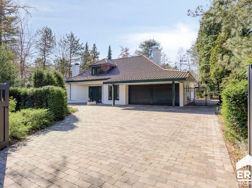 De woning is degelijk gebouwd en is door de huidige eigenaar opgefrist en vernieuwd. Vanuit iedere kamer is er een schitterend zicht op de tuin. Inpan