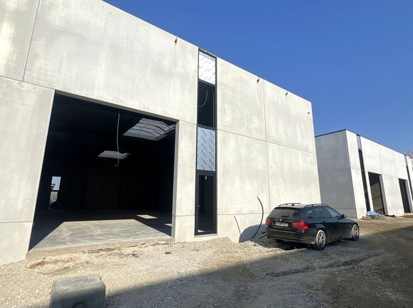 Op zoek naar een nieuwbouw magazijn te huur in Deinze? Ontdek deze moderne kmo-unit in kmo-park Schipdonk, gelegen aan de Filliersdreef nabij het Schi