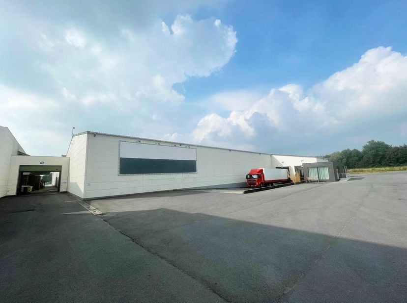 Logistiek magazijn met een oppervlakte van 3.378 m² te huur.<br />
De geïsoleerde loods met een vrije hoogte variërend tussen 6,70 m en 9 m is toegank