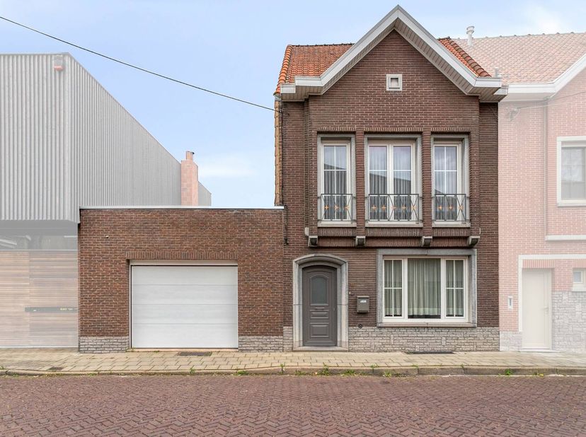 Bij het binnenstappen van de woning valt meteen de aangename lichtinval en het ruimtelijke gevoel op.<br />
<br />
Aan de woning grenst een ruim ateli
