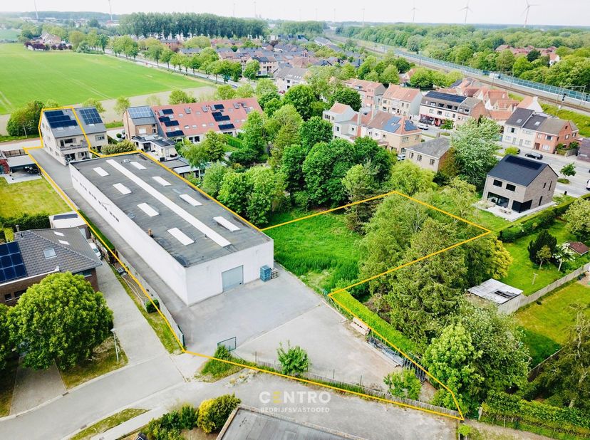 Benaderende OPPERVLAKTEN:<br />
1. Voorgebouw:&amp;nbsp;<br />
Gelijkvloers: 102m² + Eerste verdieping (80m²) + zolderverdieping (67m²)<br />
2. Magazijn: