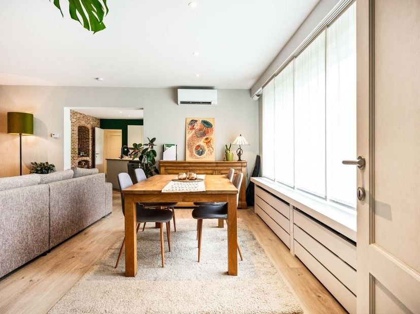U wordt verwelkomd in een royale inkomhal met toegang tot de bijzonder ruime inpandige garage van ca. 55 m². De leefruimte vormt het hart van de wonin