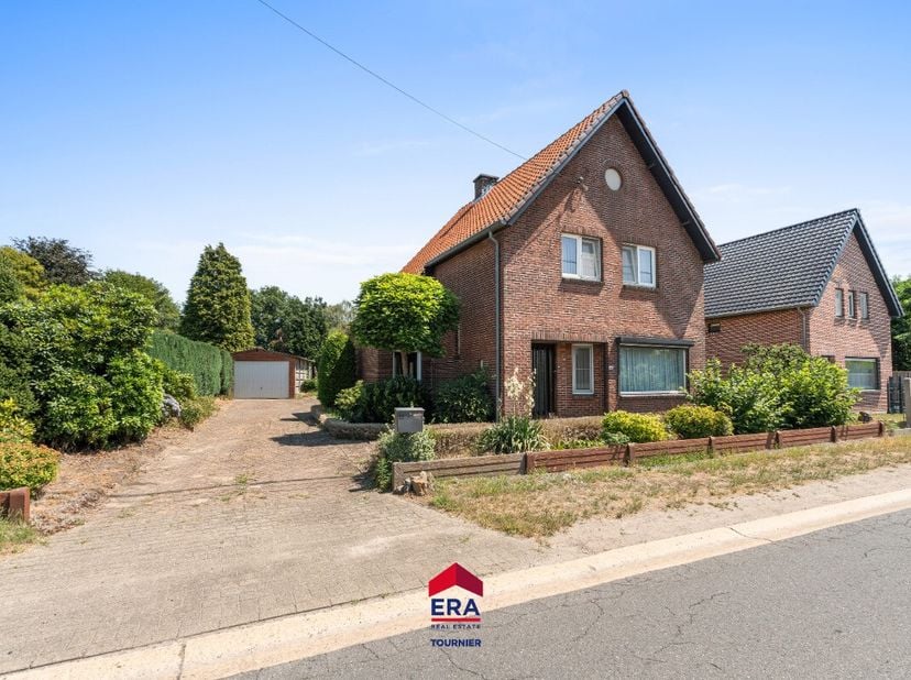 Deze charmante landelijk gelegen woning geniet van een mooie groene omgeving en beschikt maar liefst over 4 slaapkamers. De woonkamer en leefruimte bi