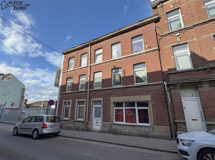 A quelques pas du centre de Verviers, venez découvrir cette immeuble de rapport. Le rez-de-chaussée se compose d'un premier appartement composé d'un s