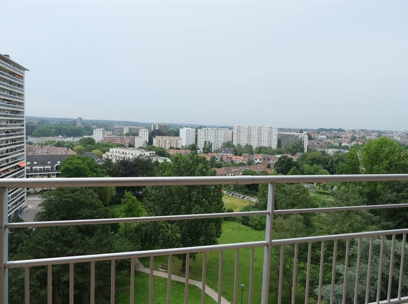 Appartement op het 10e verdiep, 69m² woonopp. + terras (9m²), 1 slaapkamer, woonkamer, keuken, badkamer, inkomhal, berging, WC, kelder 2m², garage (in