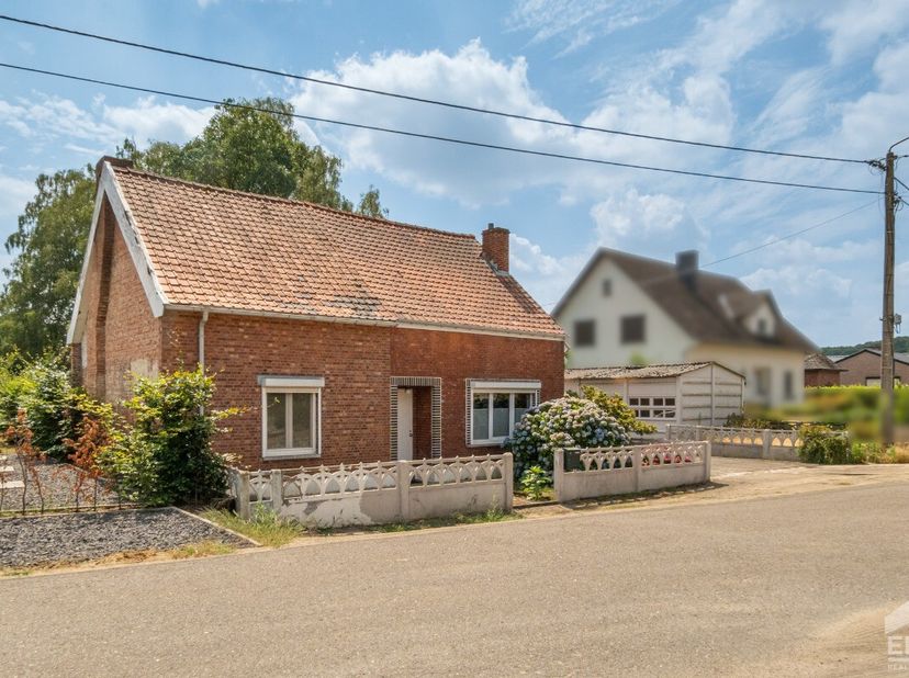 Te renoveren woning in een groene en rustige omgeving in Lummen. De ligging vlakbij de wandelroutes aan de Willekensberg zorgt voor een aangename woon