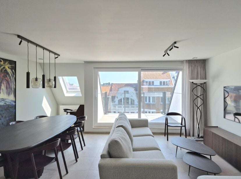 Ruim en energiezuinig woonappartement met grote terrassen en 4 slaapkamers te koop in het centrum van Koksijde-Bad.<br />
Dit luxe duplexappartement o