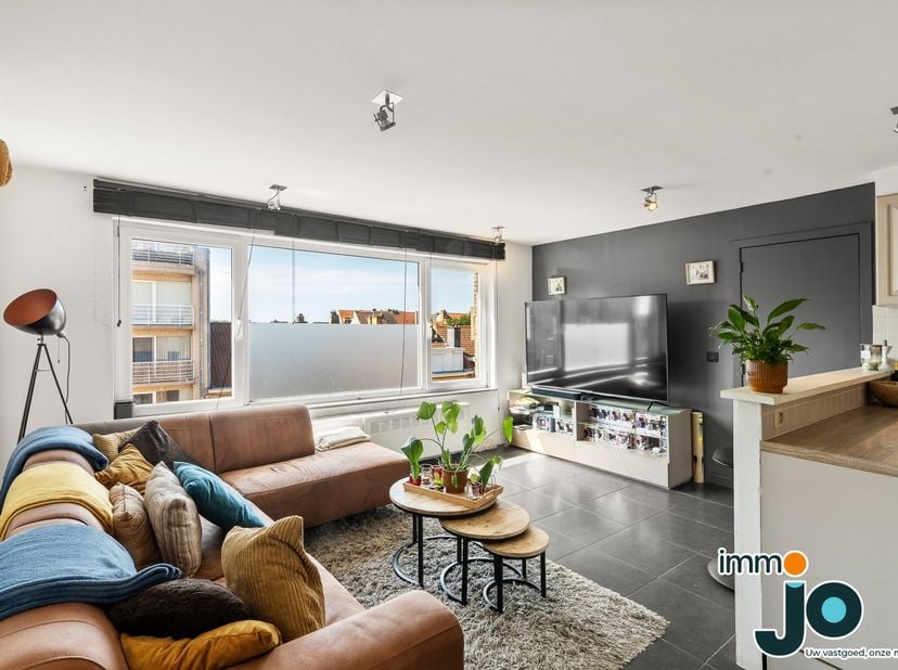 Situé dans le quartier animé de Mariakerke, un quartier populaire d'Ostende, vous trouverez cet appartement spacieux et élégamment fini de 2 chambres.