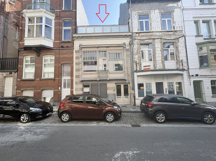 Deze aangename woning biedt 138 m² bewoonbare oppervlakte en combineert comfortabel wonen met een uitzonderlijk ruim terras van maar liefst 43 m², waa