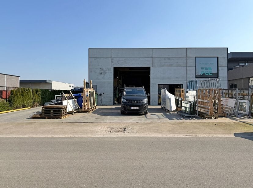 Dit strategisch gelegen bedrijfsgebouw, opgetrokken in 2020, combineert werken en wonen op een uiterst aangename en doordachte manier. De combinatie v