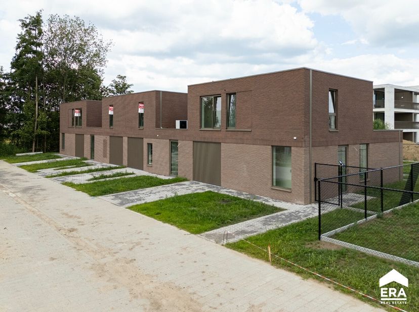 Moderne nieuwbouwwoning met 3 slaapkamers en leuke tuin op wandelafstand van Herk-de-Stad. Deze moderne nieuwbouwwoning in Tamerpark is gelegen op een
