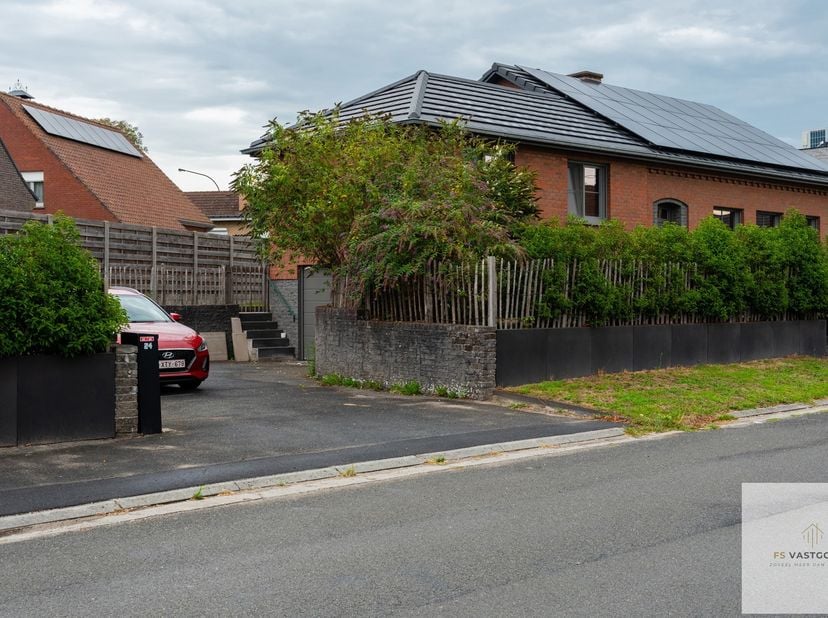 Rustig wonen, veel licht, een tuin rondom, veranda én 24 zonnepanelen? Check! Deze gerenoveerde open bebouwing combineert comfort en energiezuinigheid