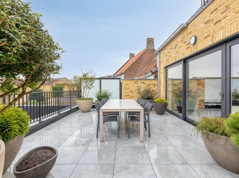 Dit ruime appartement met 2 slaapkamers beschikt over een ruim terras van maar liefst 35m², aangelegd met grote terraspotten van merk 'Atelier Vierkan