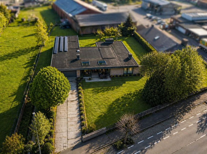 Bent u op zoek naar een comfortabele en ruime VILLA waar wonen en werken perfect gecombineerd kunnen worden? Dan is deze villa precies wat u zoekt!<br