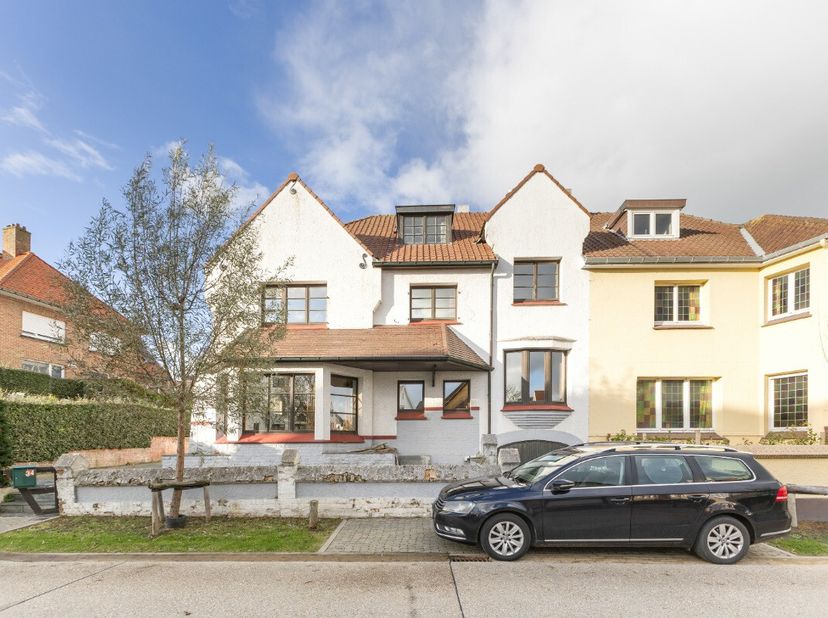 De Panne: Prachtige 3-gevelwoning met uniek potentieel in de historische Dumontwijk Ontdek deze uitzonderlijk ruime woning met een bewoonbare oppervla
