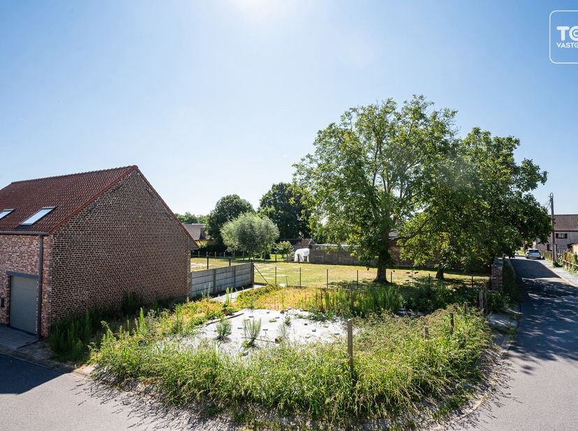 Bent u op zoek naar de ideale locatie om uw eigen woning te bouwen? Dan is deze bouwgrond voor halfopen bebouwing in een aangename en rustige buurt va