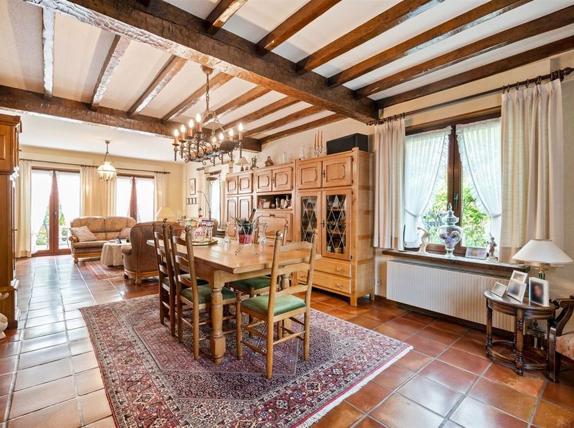 - Kruipkelder;<br />
- Gelijkvloers: inkomhal, toilet, garage, slaapkamer 1, badkamer 1, woonkamer, berging/wasplaats, keuken;<br />
- 1ste verdiep: 3