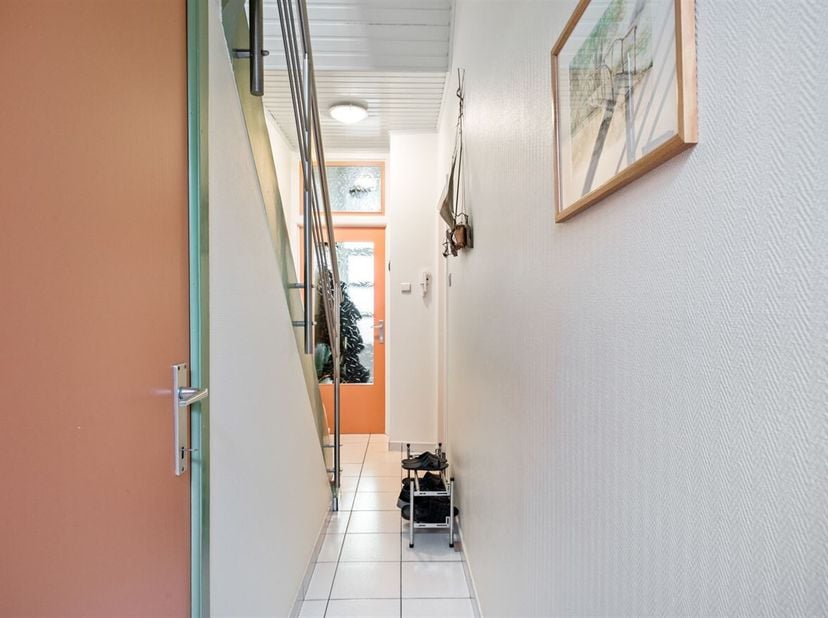 Ligging: Deze gezellige woning is gunstig en rustig gelegen nabij de Bredabaan en Minister Delbekelaan te Merksem. In de nabije omgeving van verschill