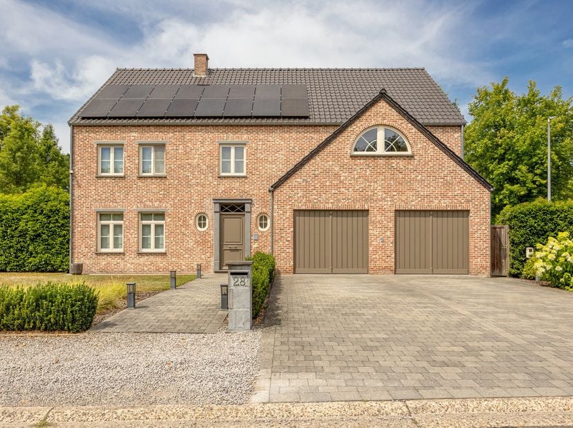 RECENTE EXCLUSIEVE LANDELIJKE VILLA MET 4 (MOGELIJKS MEER) SLAAPKAMERS, VERWARMD ZWEMBAD EN 400M2 WOONOPPERVLAKTE IN RUSTIGE BUURT OP 5 MINUTEN VAN GE