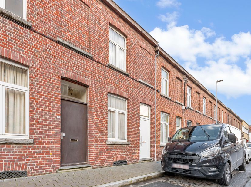 Charmante woning te koop in het hart van Kortrijk!!<br />
Via de inkomhal kom je binnen in de woning, met vooraan een praktische bergruimte. Aansluite