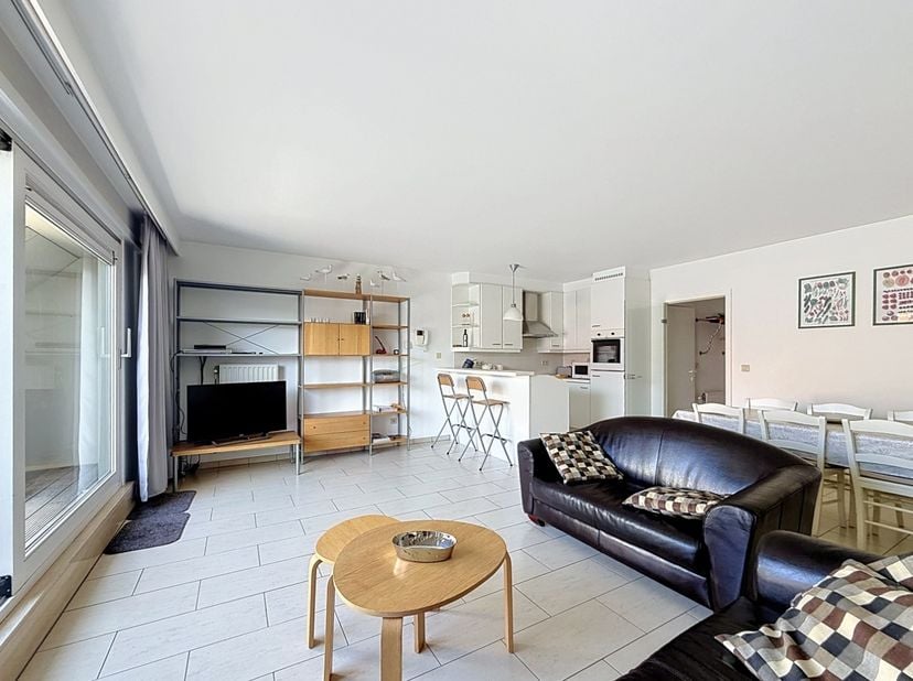 Instapklaar dakappartement gelegen op de vijfde en zesde verdieping en beschikt over twee ruime zonneterrassen, centraal gelegen in Nieuwpoort-Bad, vl