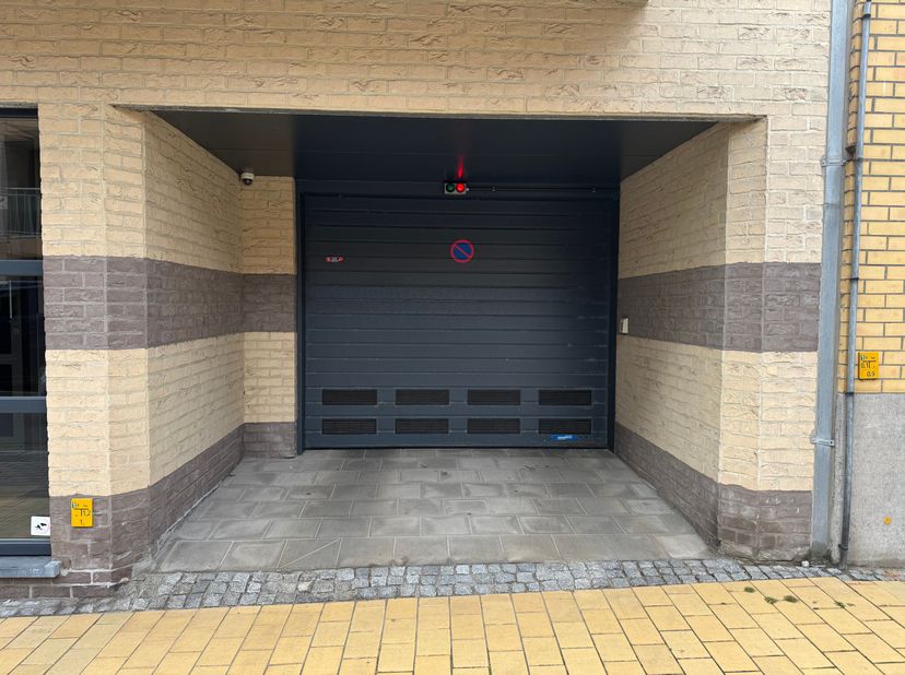 Ondergrondse afgesloten staanplaats te koop in het centrum van Middelkerke<br />
Deze ondergrondse staanplaats is vlot toegankelijk via een autolift m