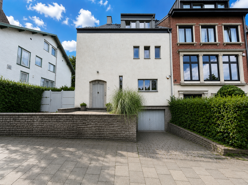 UKKEL – Wijk Observatoire. Aan een particuliere en bijzonder rustige weg ligt dit lichte HUIS (7 slaapkamers/3 badkamers), dat indruk maakt met zijn p