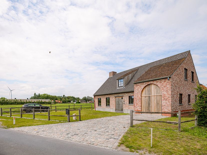 Bent u op zoek naar een instapklare woning waar luxe, comfort en een rustige, landelijke ligging perfect samengaan? Dan is deze prachtig afgewerkte ge