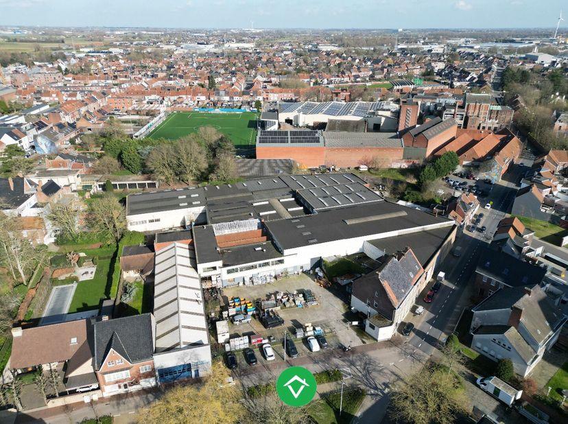 Op een zeer centrale ligging, kortbij het centrum, het station, de E403 en vele andere centraal gelegen faciliteiten in centrum Roeselare bieden we de