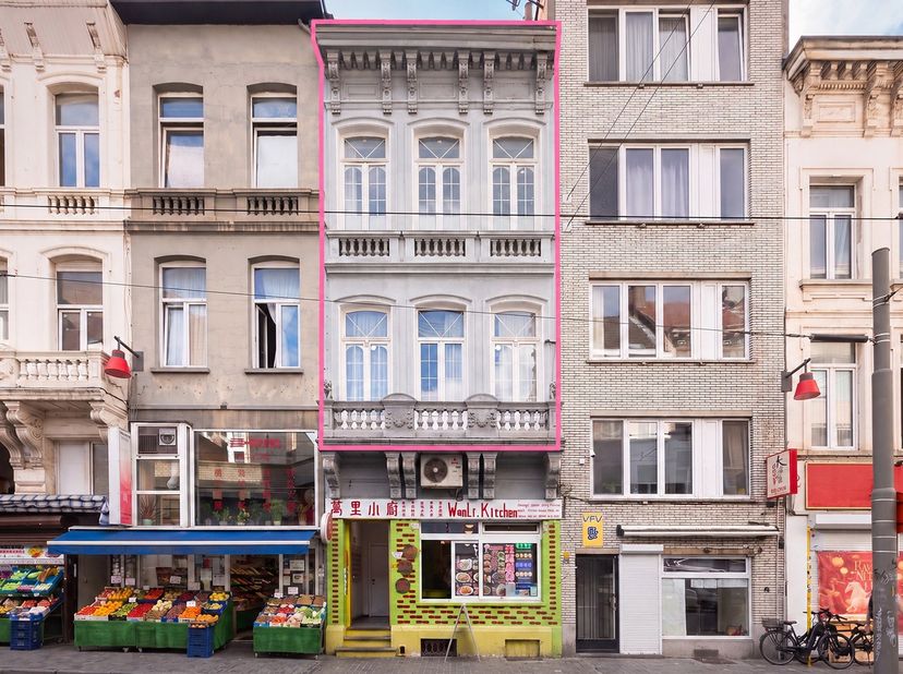 Dit appartement geniet van een uitstekende ligging in het centrum van Antwerpen. Antwerpen-Centraal, de Meir en de Opera bevinden zich op wandelafstan