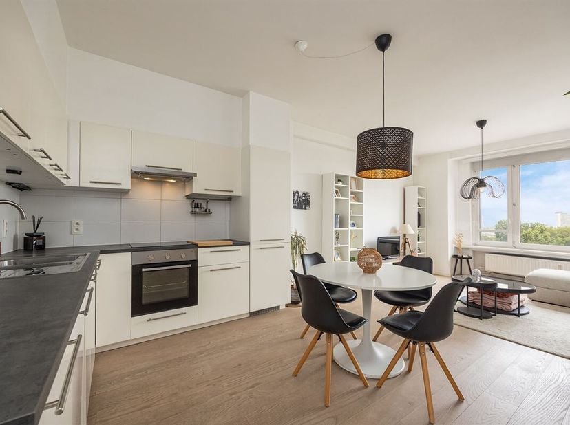 Gezellig appartement met 2 slaapkamers en een zonnig terras in Antwerpen!<br />
Ideaal gelegen in de Tentoonstellingswijk met het bruisende Zuid, groe