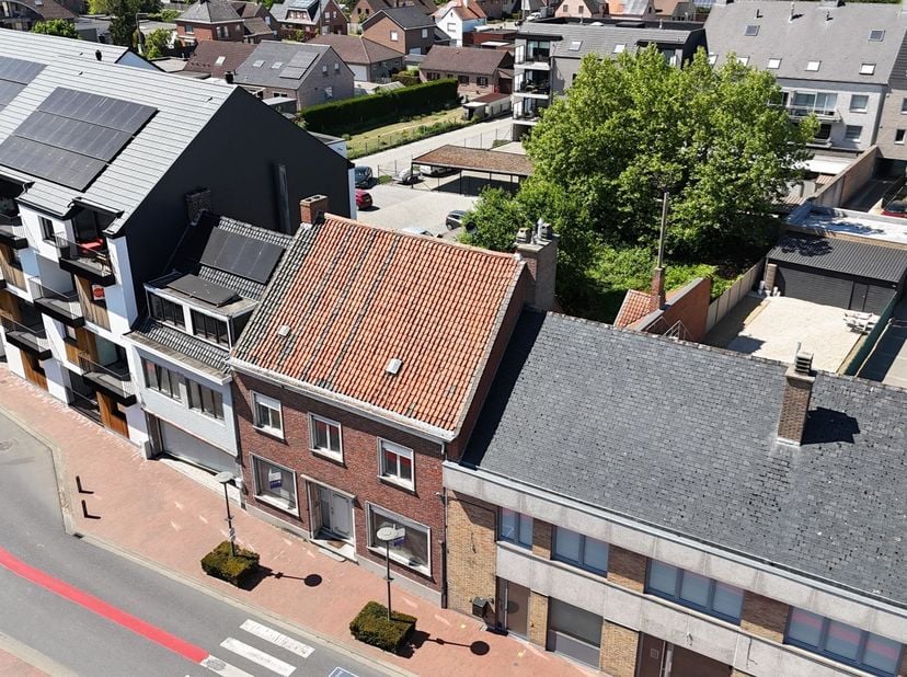Authentieke woning met tuin en garage in het rustige Ooigem, maar ook projectgrond voor de ontwikkeling van 4 ruime appartementen.<br />
<br />
Bij he