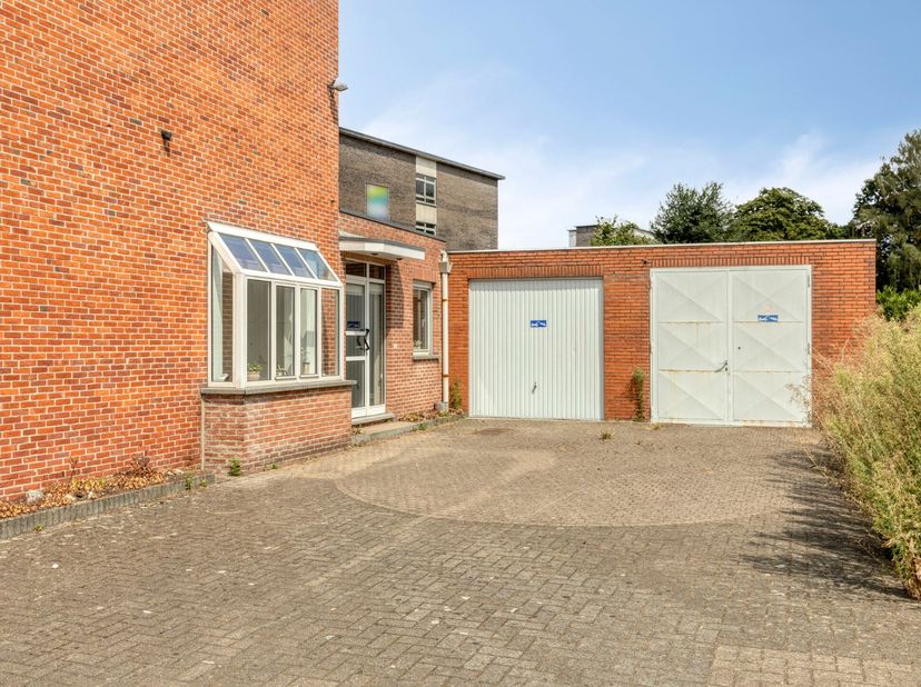 Deze woning is gelegen op wandelafstand van het centrum van Mol met tal van winkels, het ziekenhuis, het station, horecagelegenheden,... Daarnaast bev