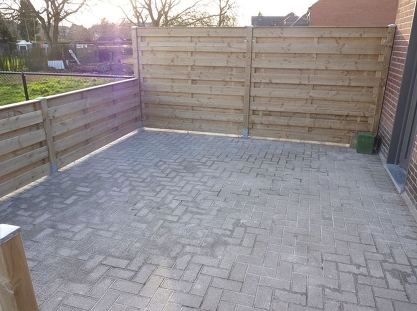 Deze halfvrijstaande woning is gelegen in Tongerlo (Bree) en is recent gerenoveerd.<br />
INDELING:<br />
Gelijkvloers:<br />
- Inkomhal<br />
- Keuke